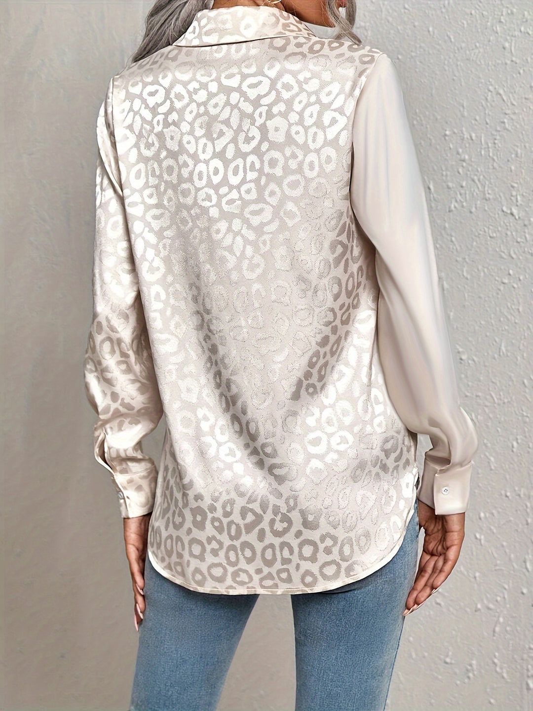 Astrid | Dame Satinbluse Med Lange Ærmer Og Leopardprint
