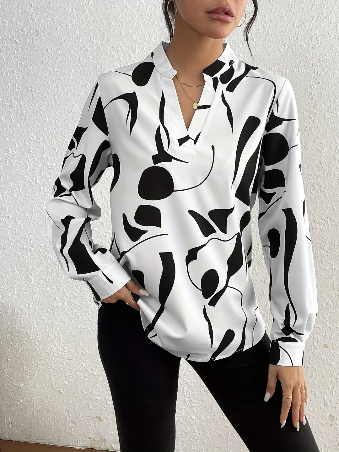 Lise | Dame Bluse Med V-Hals Og Grafisk Print