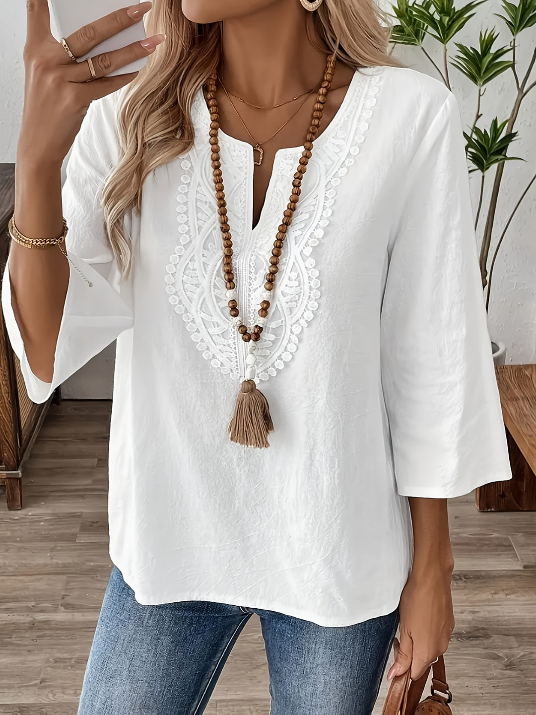 Agnete | Dame Bluse Med V-Hals Og Blonde Detaljer
