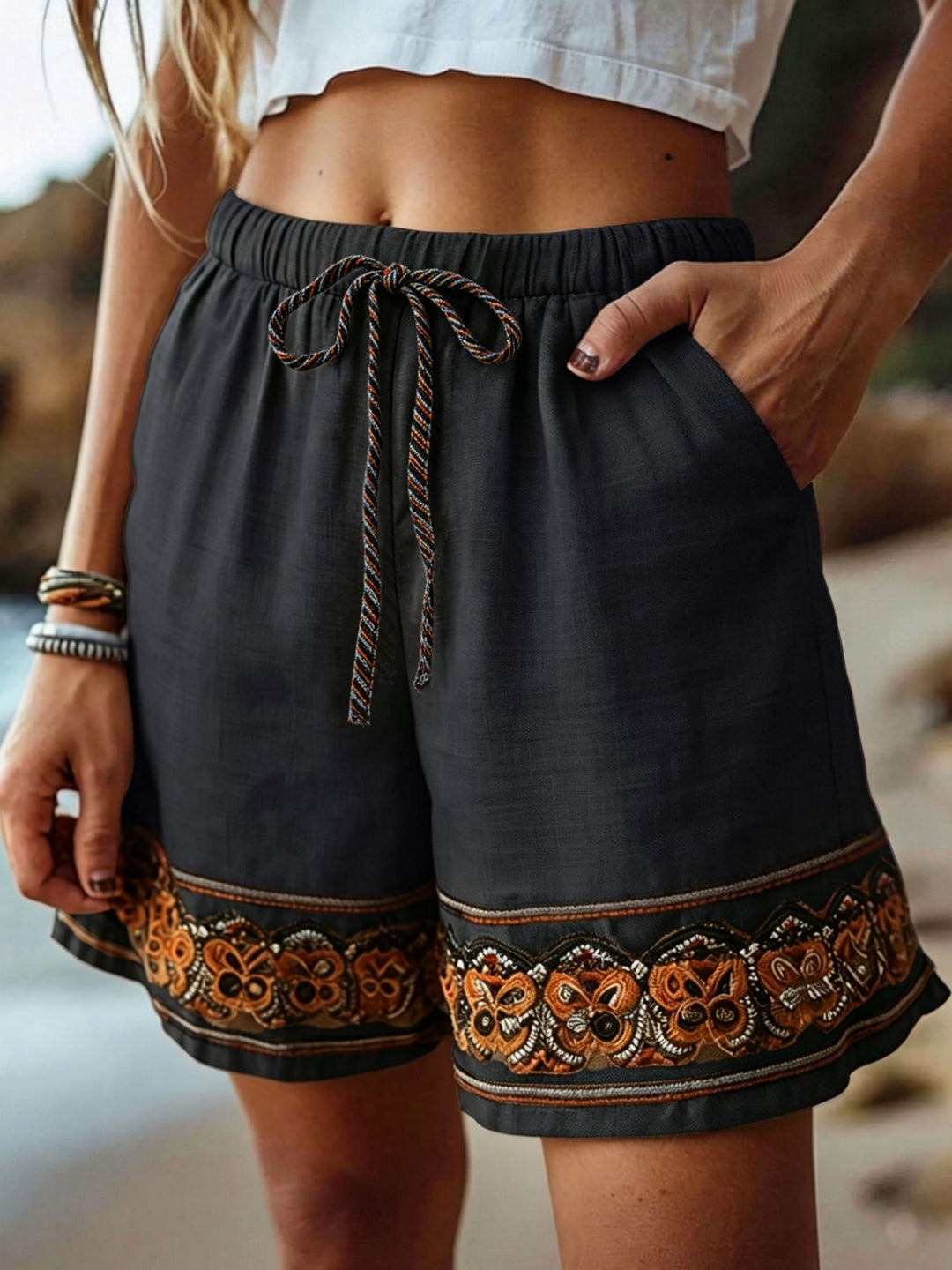 Vibeke | Dame Boho Hørshorts Med Broderet Kant Og Elastik Talje