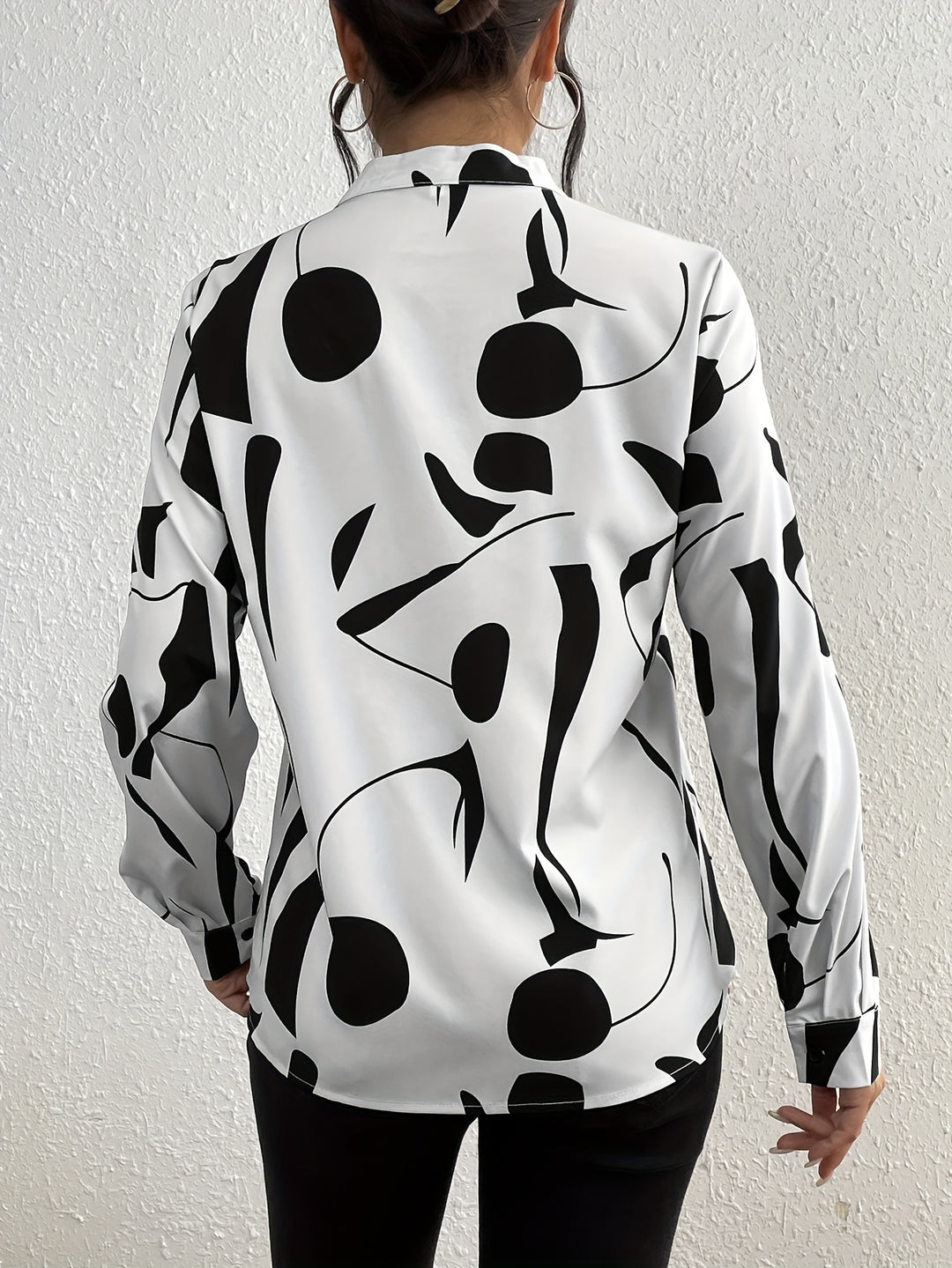 Lise | Dame Bluse Med V-Hals Og Grafisk Print