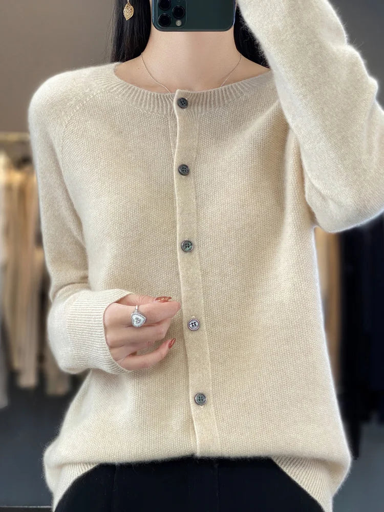 Helle | Dame Cardigan Med Rund Hals Og Knaplukning