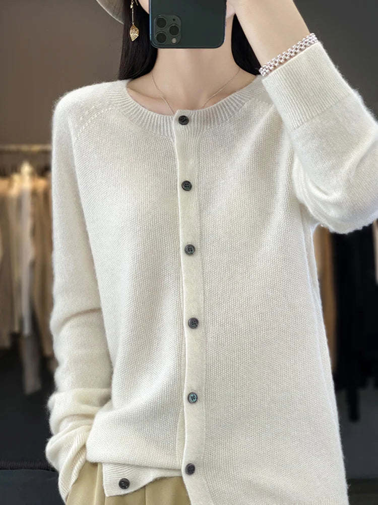 Helle | Dame Cardigan Med Rund Hals Og Knaplukning
