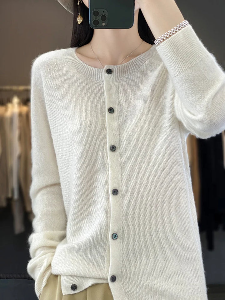 Helle | Dame Cardigan Med Rund Hals Og Knaplukning