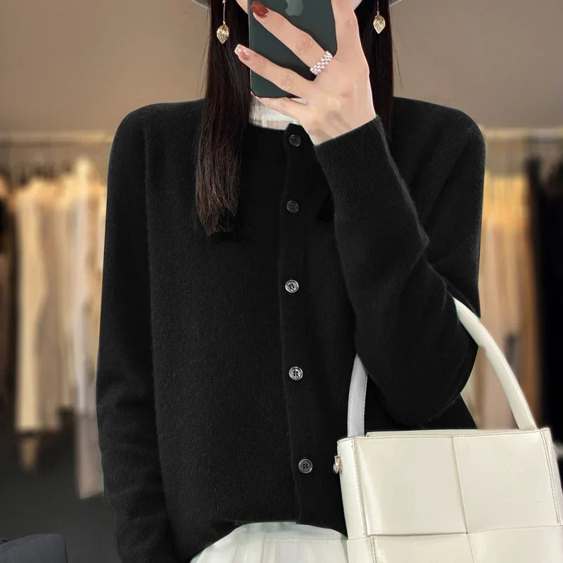 Helle | Dame Cardigan Med Rund Hals Og Knaplukning