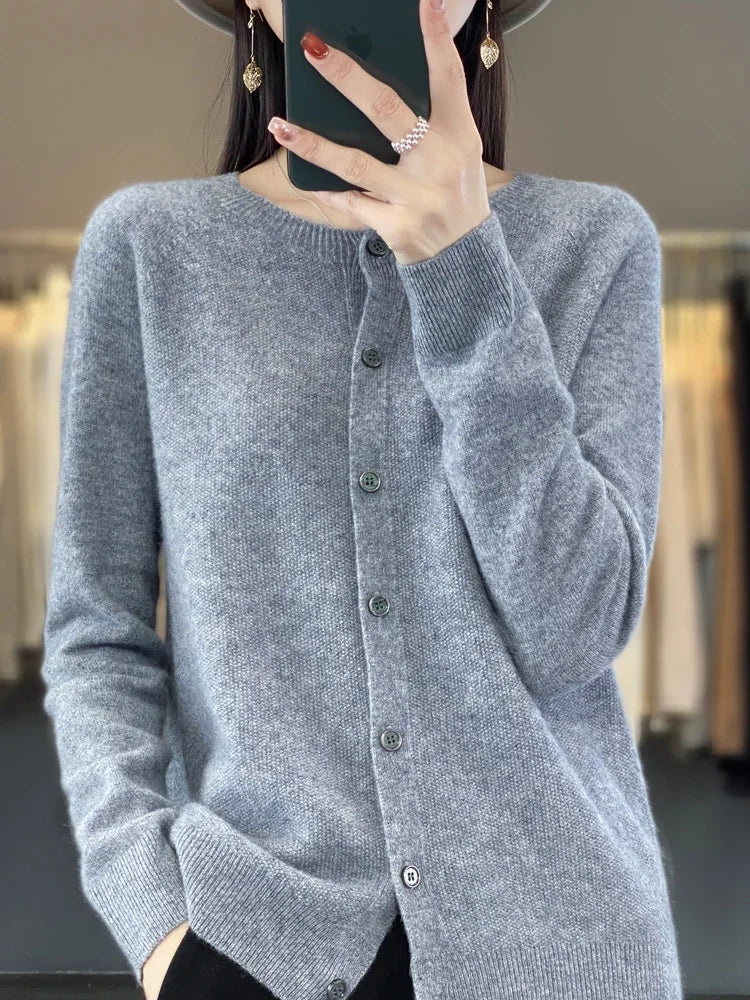 Helle | Dame Cardigan Med Rund Hals Og Knaplukning