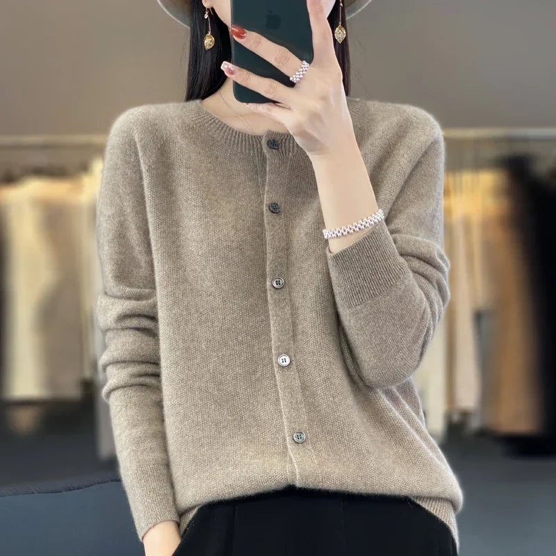 Helle | Dame Cardigan Med Rund Hals Og Knaplukning