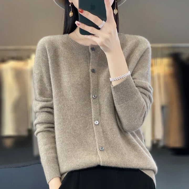 Helle | Dame Cardigan Med Rund Hals Og Knaplukning