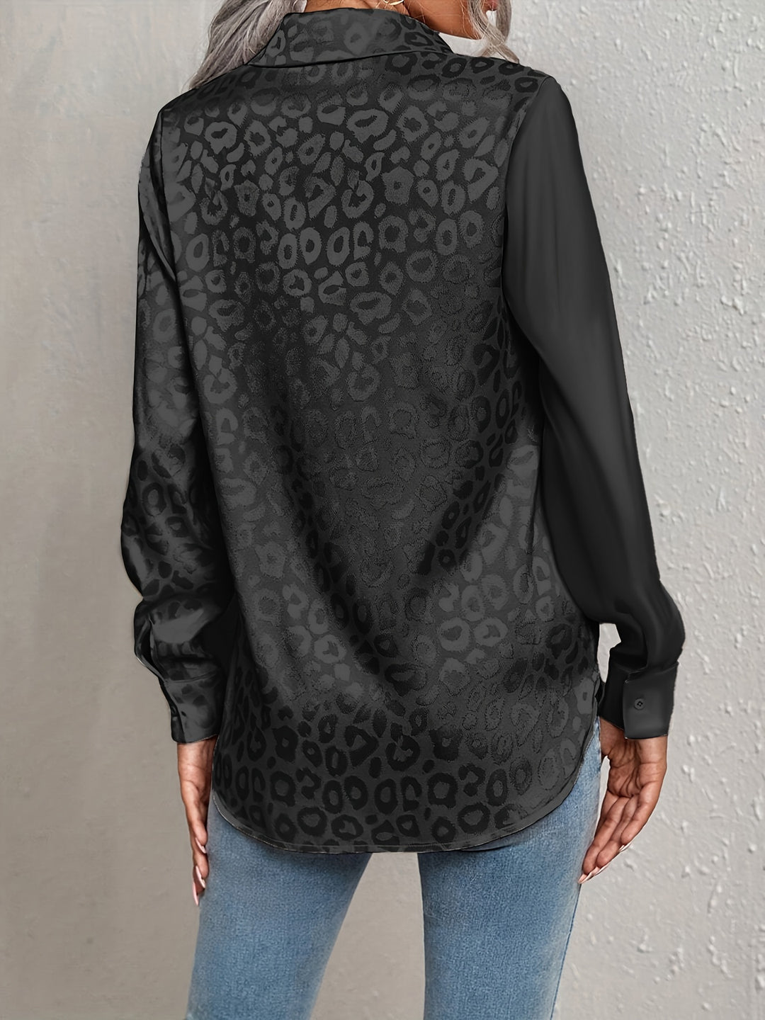 Astrid | Dame Satinbluse Med Lange Ærmer Og Leopardprint