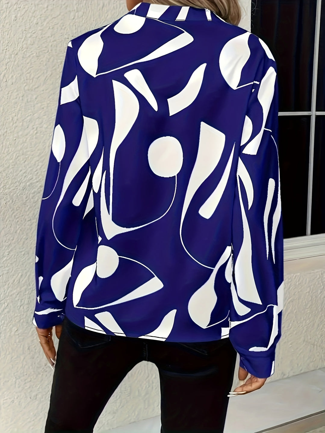 Lise | Dame Bluse Med V-Hals Og Grafisk Print