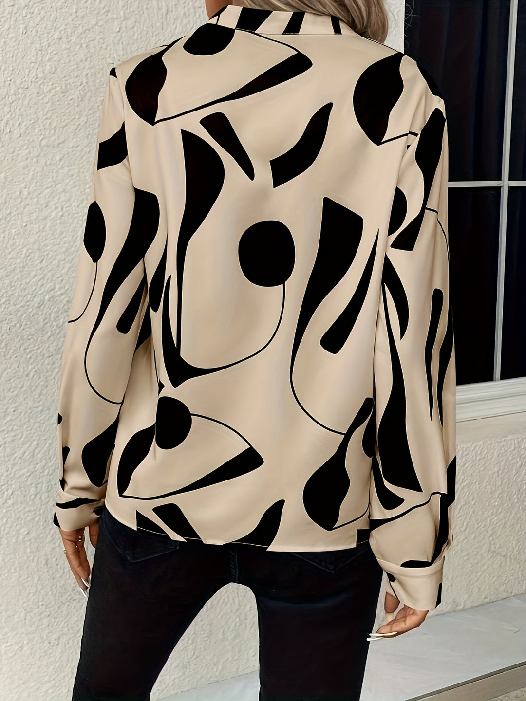 Lise | Dame Bluse Med V-Hals Og Grafisk Print